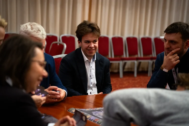 Uczestnicy warsztatu w rozmowie przy stole